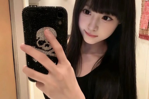 沈腾、林允绯闻再添“新锤”？被网友扒出疑似“情侣装”打卡照！