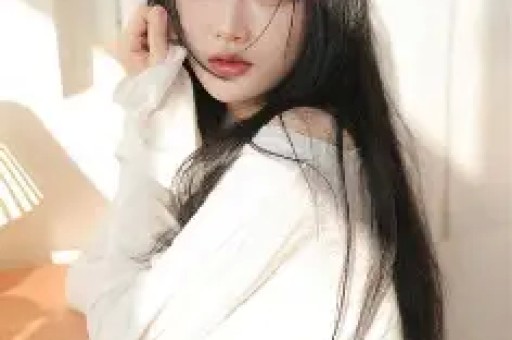 46岁张柏芝三亚度假被拍无滤镜生图：腰间一点肉引发全民审美大辩论