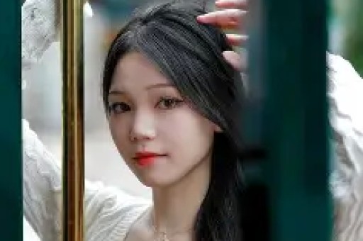46岁张柏芝三亚度假无滤镜照片引发全民大讨论：真实与美的重新定义