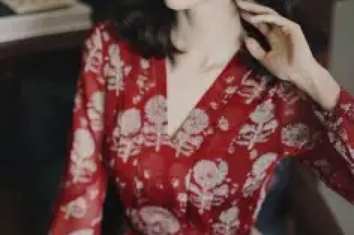独家：某顶流男星被拍到深夜出入私人会所身边女伴身份引猜测——竟然是她？